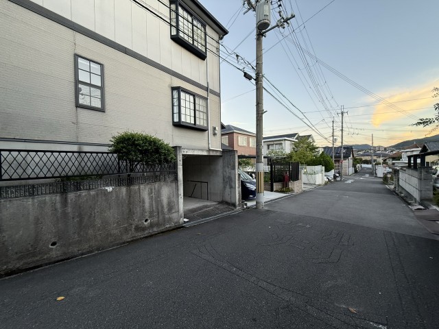 大阪府高槻市日吉台1番町22番3号の駐車場写真