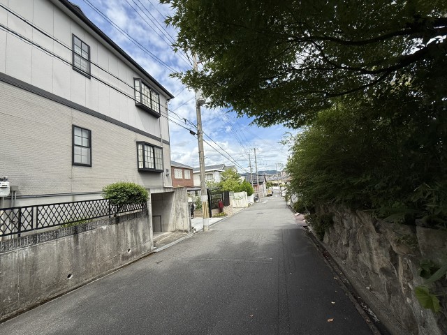 大阪府高槻市日吉台1番町22番3号の駐車場写真