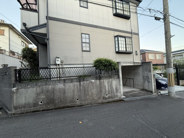 大阪府高槻市日吉台1番町22番3号の駐車場写真