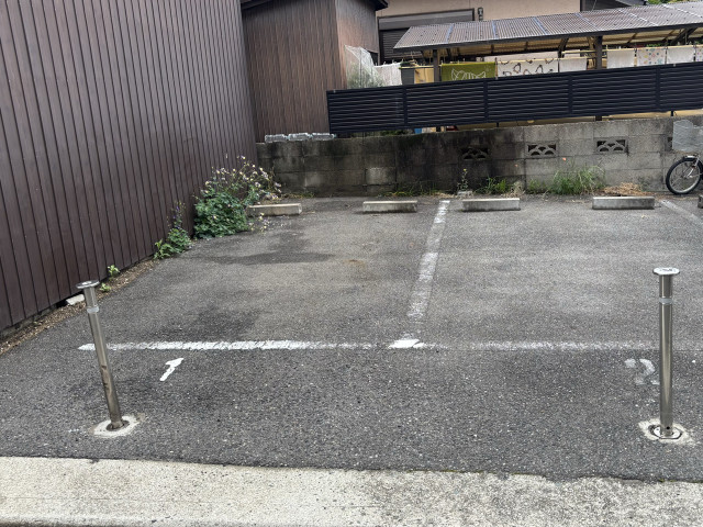 石津ガレージの駐車場写真