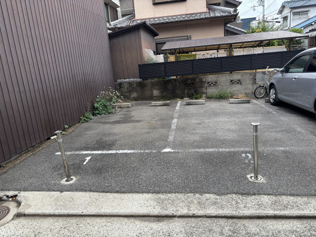 石津ガレージの駐車場写真