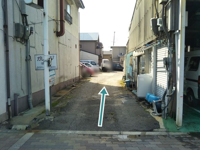 駐車場入口です。奥へお進みください。