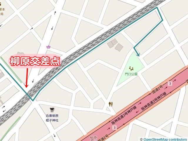 【道順2】交差点を左折後、次の信号を「右折」してすぐ次の道へと「右折」し、次の十字路を「左折」してください。