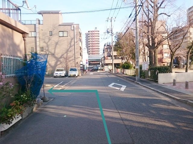 【道順3】十字路を左折後、次の道へ「左折」してください。
