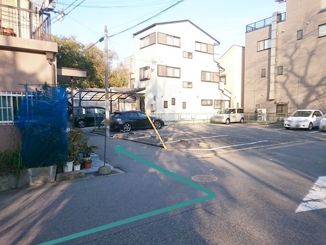 【道順4】こちらの道へと「左折」してください。