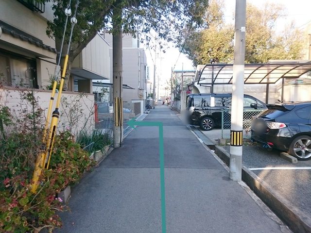 【道順5】左折後、20m程進むと、「左手」にご利用駐車場がございますので「左折」してください。