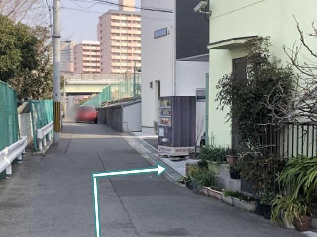 2.自動販売機手前が駐車スペースです