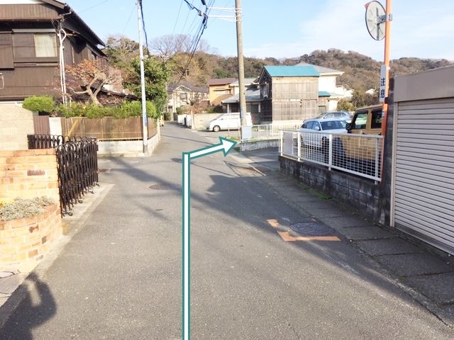 3.右手に駐車場入口(※駐車場が密集しているため区画図要確認!)