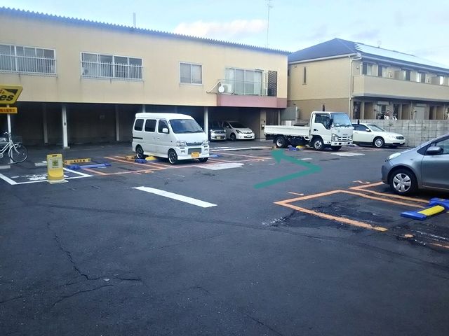 4.コインパーキングの駐車スペースの間を左折してください