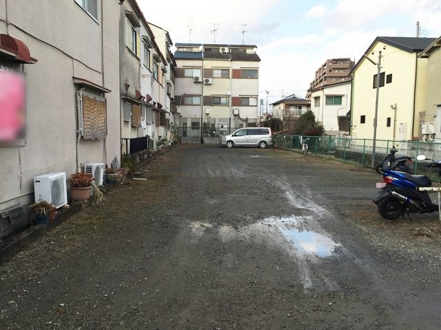 道順2. 駐車場内の写真です