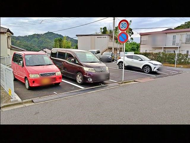 駐車場間口の反対側からのビュー