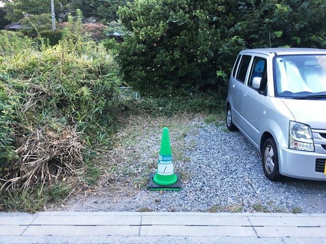 akippa駐車場のカラーコーンの色は「緑」です。