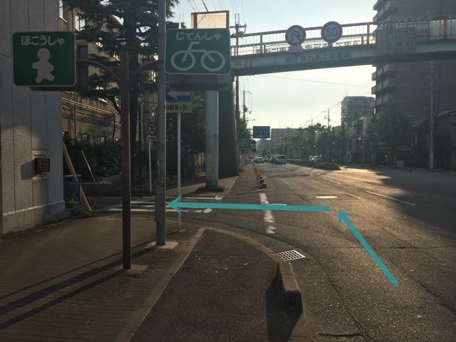 1. 府道143号線から、元陶化小学校の向かって左側の道に入ってください