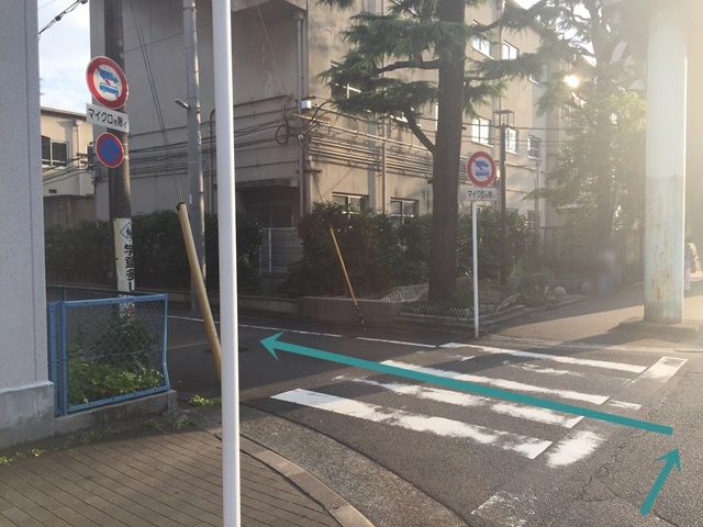 2. 小学校の横を曲がるときの道です