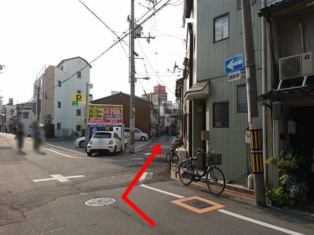 【道順1】東から西に向かって来られた場合は、こちらのコインパーキングの看板を目印に右に曲がってください。