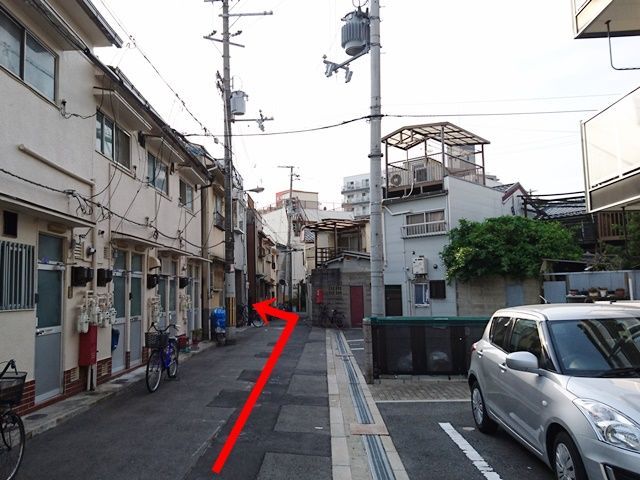 【道順3】直進すると、左側に駐車場がございます。全体写真やスペース写真を確認して、駐車してください。