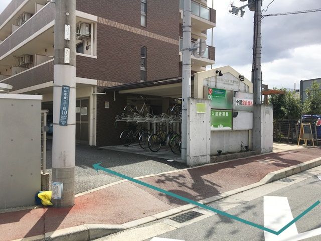 駐車場の出入口の写真です。
