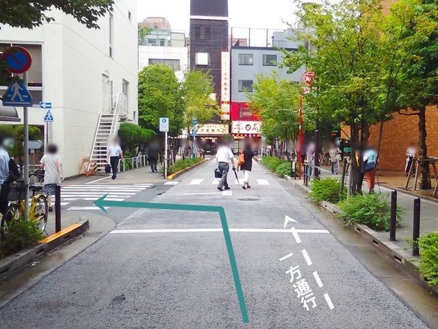 【道順1】靖国通り(都道302号線)の「駿河台下交差点」から国道17号線へ向かって「東」へと進み、1つ目の信号を「左折」後しばらく直進し、「御茶ノ水駅」の1つ手前のT字路を「左折」してください。