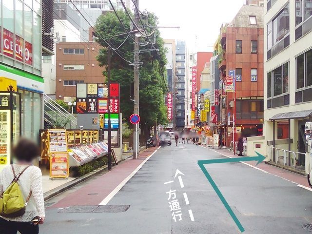 【道順2】左折後50m程直進していただいた辺りで、「右手」にある「消火栓」の看板手前を「右折」してください。
