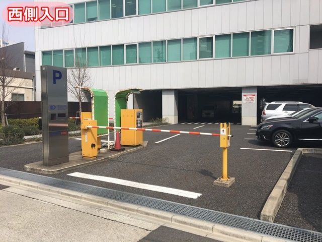 西側の駐車場入口の写真です。