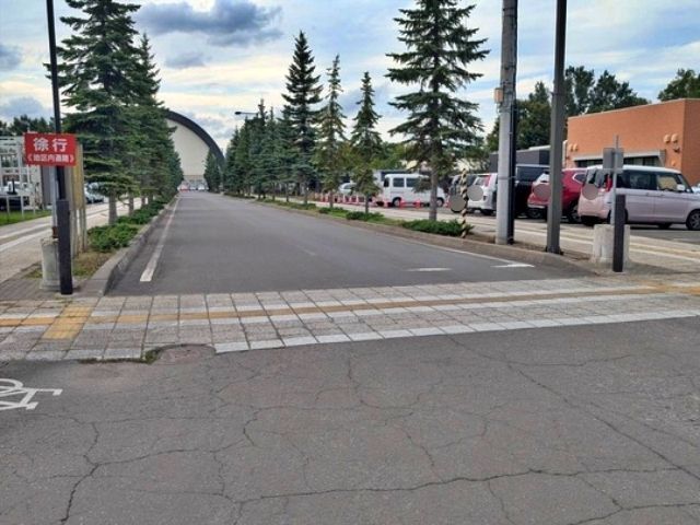 P1 道北アークス大雪アリーナ裏【利用時間：AM 6:00〜13:00まで】※入庫時間：AM 6:00〜8:00までの駐車場写真