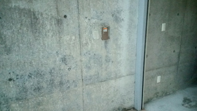 屋根シャッター付き個人宅の駐車場写真