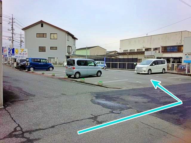 駐車場西口道路からの入り口