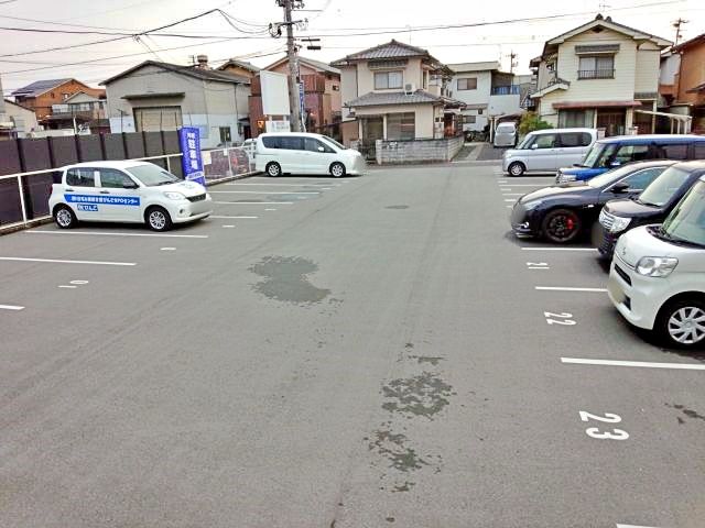 駐車場奥からみた全景