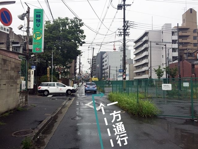 【道順3】2つ目の交差点を「右折」してください。