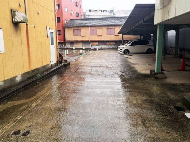 【道順9】駐車場内の写真です。