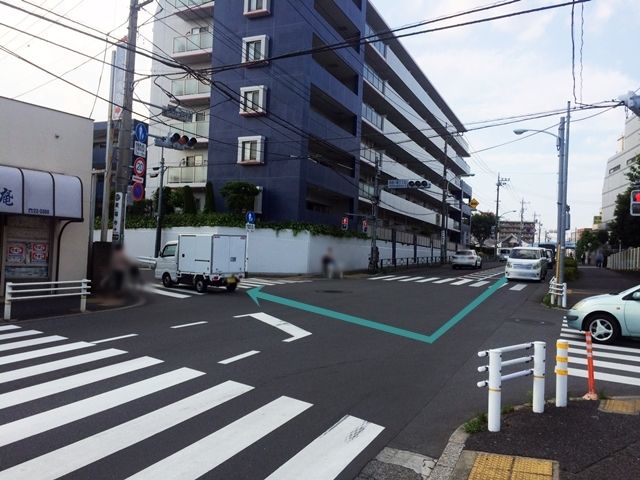 【道順1】府中街道(都道17号線)「泉町交差点」から「西恋ケ窪一丁目交差点」方面へ進み、「西恋ケ窪三丁目交差点 」を「左折」してください。