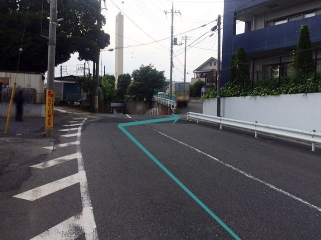 【道順2】1つ目の角を「右折」してください。