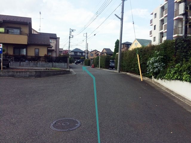 【道順3】道なりに直進してください。