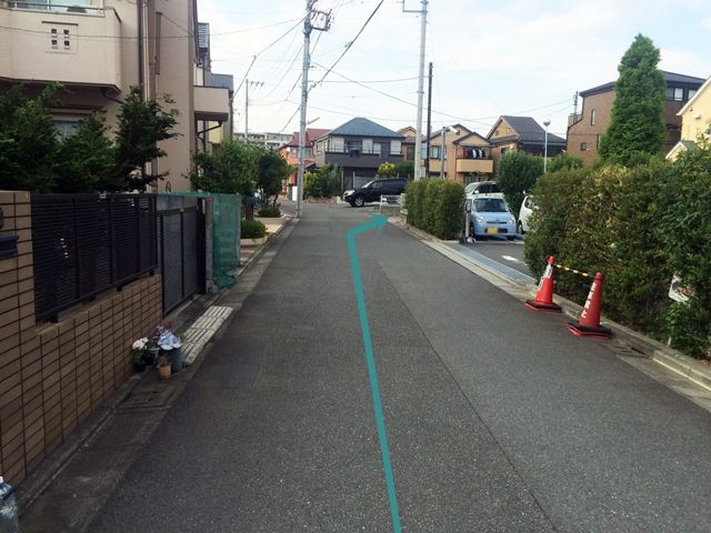 【道順4】直進していただくと「右手」にご利用駐車場がございます。