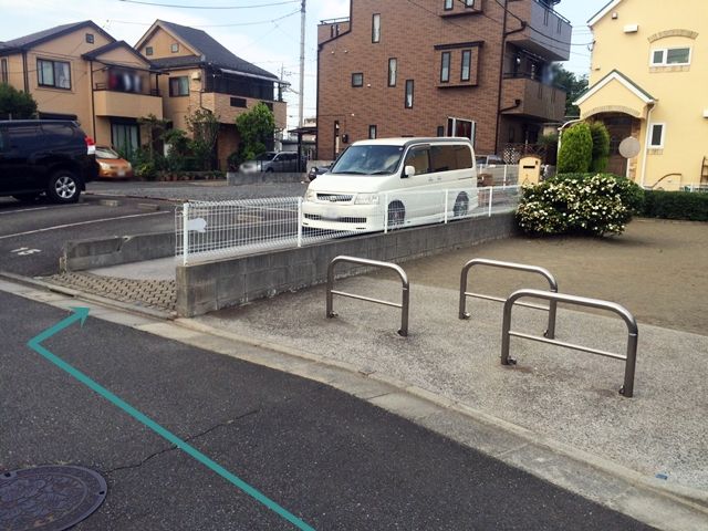 【道順5】駐車場の写真です。後方の車に接触しないよう、十分注意して駐車してください。