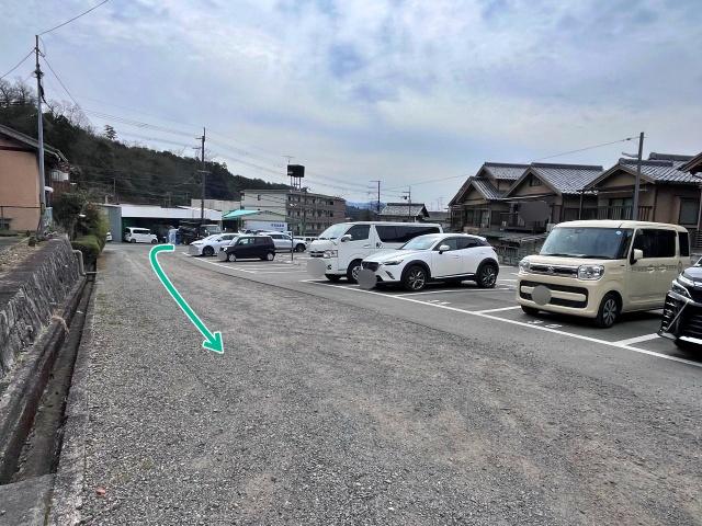 波多野ガレージの駐車場写真
