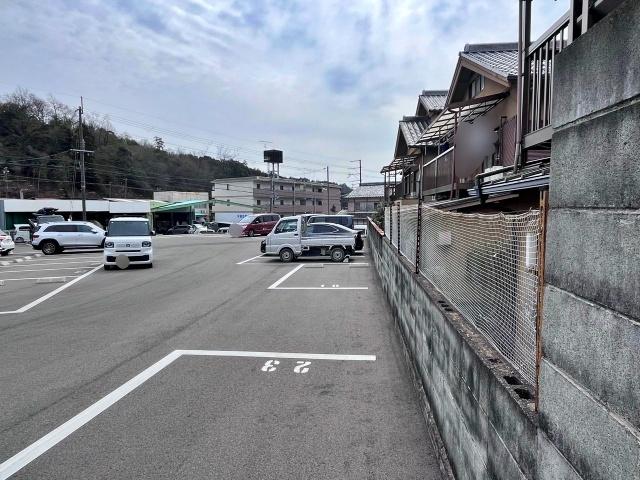 波多野ガレージの駐車場写真