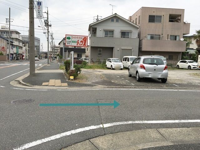 スーパートップ1の看板を目印に曲がってください