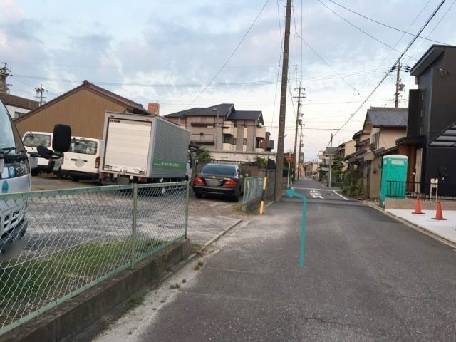 直進し、月極駐車場横です