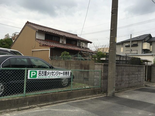 十字路手前が駐車場です