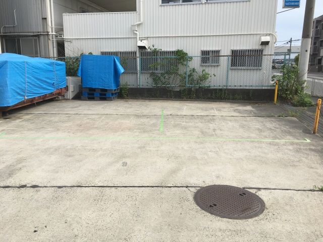 駐車スペース1番(左側)と駐車スペース2番(右側)