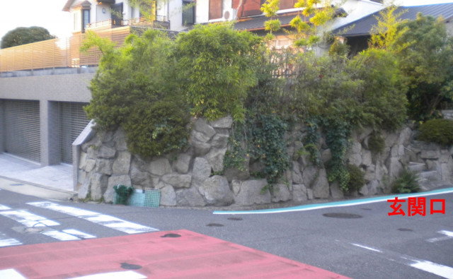 成田町屋根シャッター監視カメラ付き1　EV充電可　自転車置可　高級車向きの駐車場写真