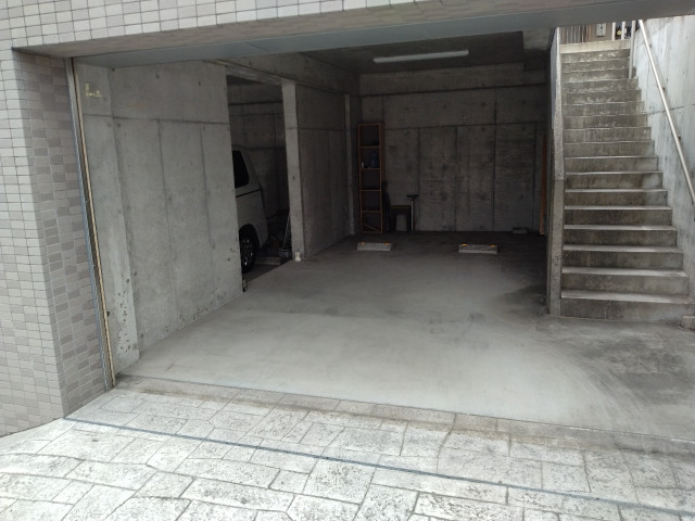 1.成田町屋根シャッター監視カメラ付きEV充電可の駐車場写真