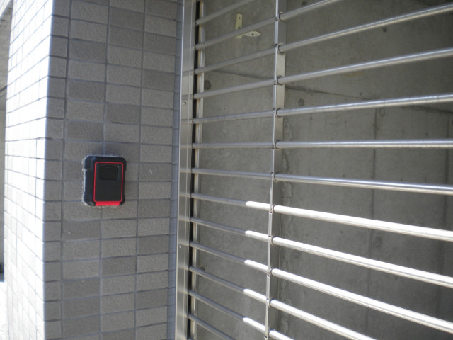 1.成田町屋根シャッター監視カメラ付きEV充電可の駐車場写真