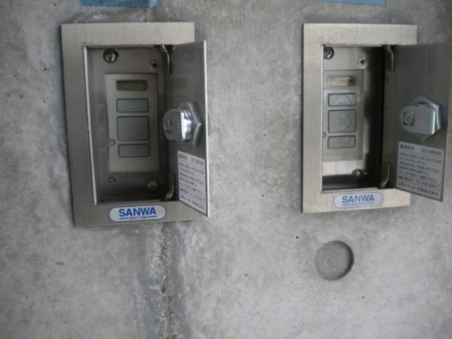 成田町屋根シャッター監視カメラ付き1　EV充電可　自転車置可　高級車向きの駐車場写真