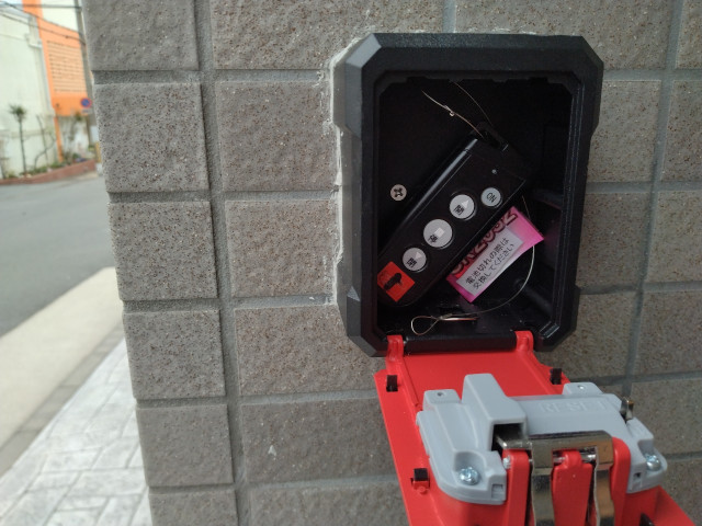 1.成田町屋根シャッター監視カメラ付きEV充電可の駐車場写真