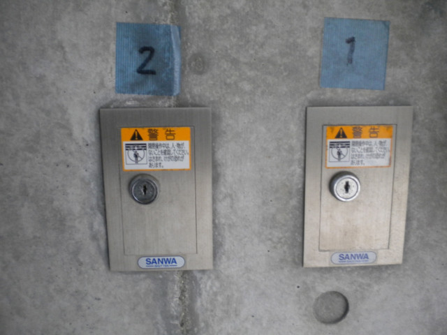 成田町屋根シャッター監視カメラ付き1　EV充電可　自転車置可　高級車向きの駐車場写真