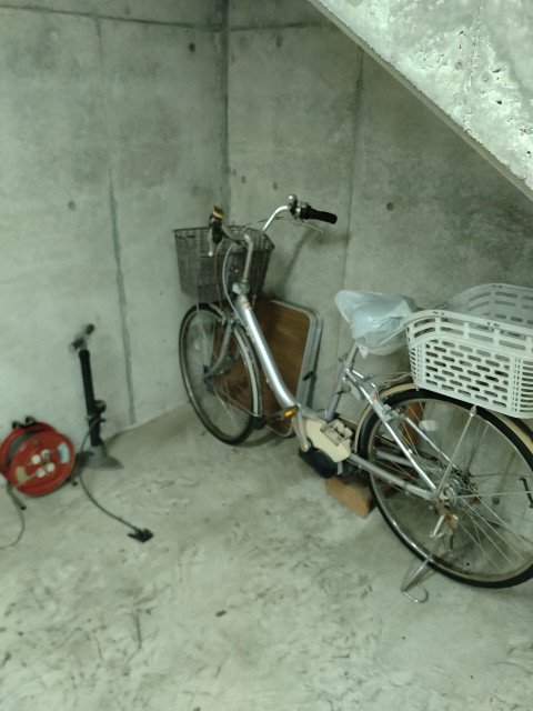 成田町屋根シャッター監視カメラ付き1　EV充電可　自転車置可　高級車向きの駐車場写真