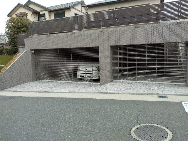 1.成田町屋根シャッター監視カメラ付きEV充電可の駐車場写真