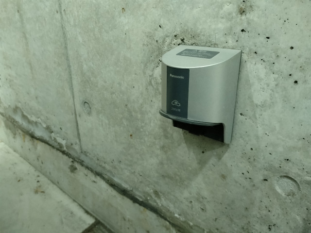 1.成田町屋根シャッター監視カメラ付きEV充電可の駐車場写真